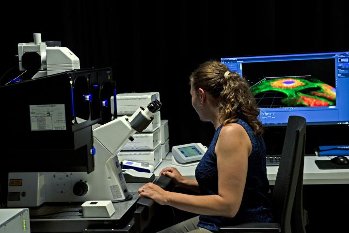 Image showing a researcher from the imaging centre of the Africa Microscopy Initiative